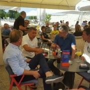 NA FORUMU General Gotovina i Željko Dilber popili kavu s Karamarkom i Kalmetom