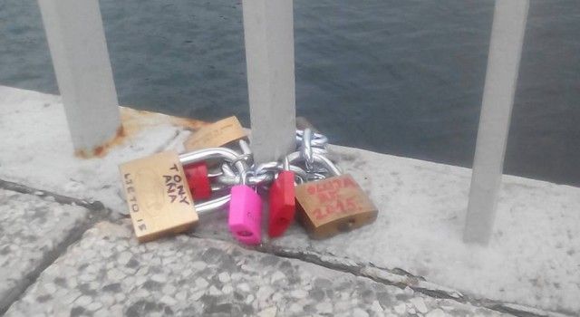PO UZORU NA PARIZ Zaljubljeni ostavljaju lokote ljubavi na zadarskom mostu