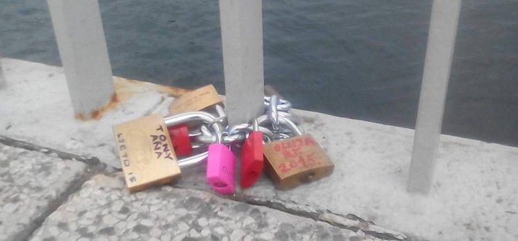PO UZORU NA PARIZ Zaljubljeni ostavljaju lokote ljubavi na zadarskom mostu