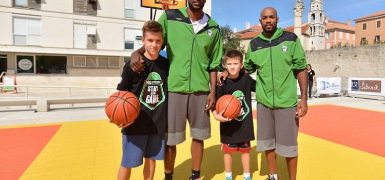 FOTOGALERIJA Zadarska djeca s poznatim košarkašima