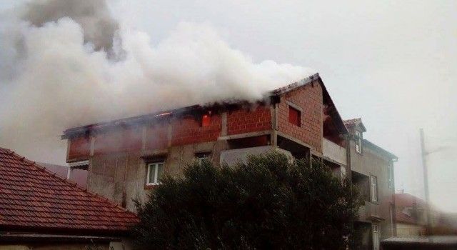 (FOTO) STRAH I PANIKA ZBOG POŽARA Izgorilo potkrovlje kuće na Stanovima!