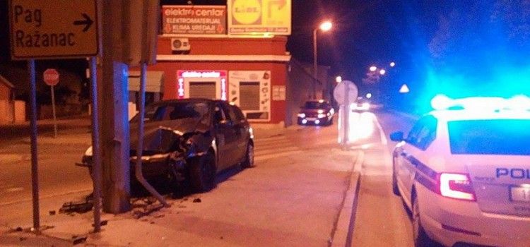 (FOTO) PROMETNA NESREĆA Pijan vozač noćas udario u stup, razbio auto i sebe!