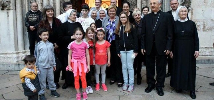 PREDSJEDNICA SE SASTALA S NADBISKUPOM PULJIĆEM Družila se i s vjernicima ispred katedrale