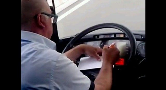 (VIDEO) PORED PRESTRAVLJENIH PUTNIKA Vozač zbrajao račune, brojio novac, telefonirao…