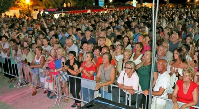 SPEKTAKL Više od 7.000 posjetitelja okupilo se na koncertu Dražena Zečića u Viru