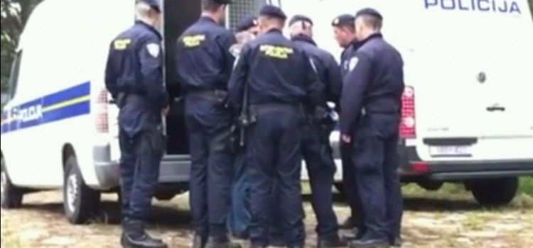 Policija kod Lovinca zaustavila šleper sa 156 ilegalnih migranata