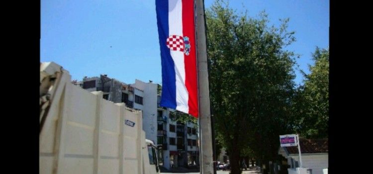 U Biogradu za 21. obljetnicu Oluje greškom okrenuli hrvatske zastave naopako?!