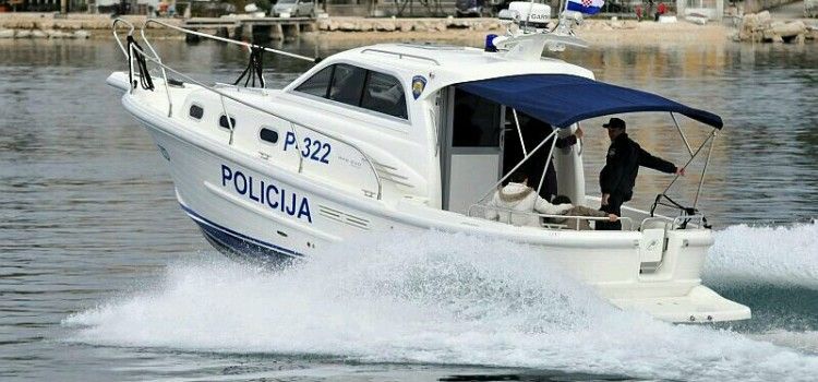 Zadarska pomorska policija spasila posadu katamarana kod Oliba