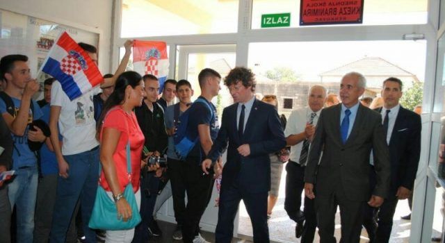 Ministar Šustar i župan Zrilić posjetili škole u Benkovcu i Gračacu