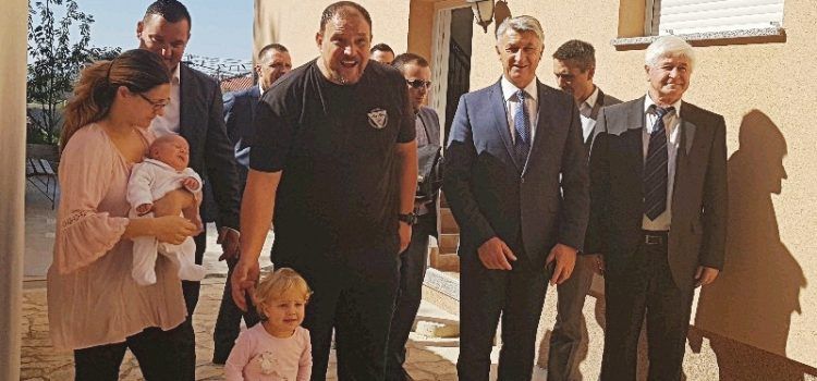 Bibinjci se ne plaše imati djecu; Župan i načelnik posjetili obitelj sa 7 djece