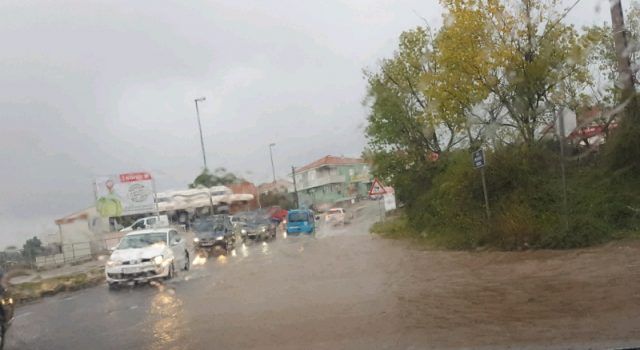 VOZAČI OPREZ Usljed kiše poplavile prometnice, vozi se u kolonama