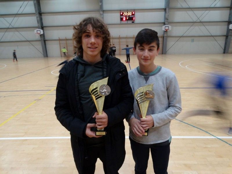 Najbolji pojedinci dječijeg turnira s lijeva na desno-najbolji igračMarko Brkljača(Raštević) i najbo-800x600