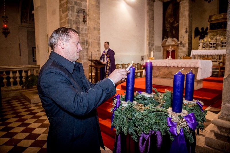 Druga adventska svijeća Gradonačelnik 07.12.2019, foto Iva Perinčić 26 (1)-800x534