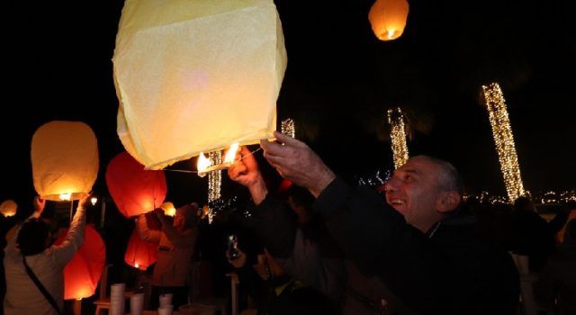 VIR Upaljena 2. adventska svijeća, a uz koncert grupe Zaratino puštali se lampioni
