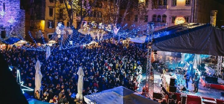 GALERIJA Zadarski adventski trgovi bili su prepuni uz koncert klape Rišpet