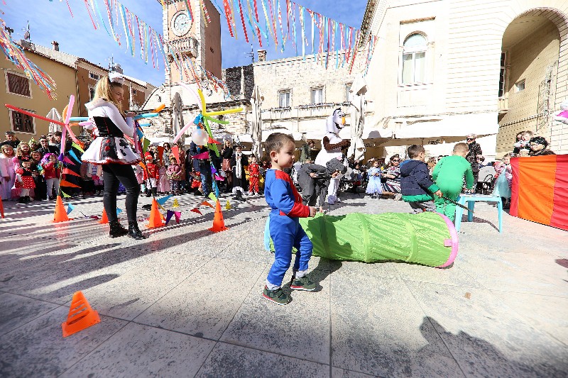 Šareni maskograd dječji karneval na Narodnom trgu 22.02.2020, foto Fabio Šimićev 43-800x533
