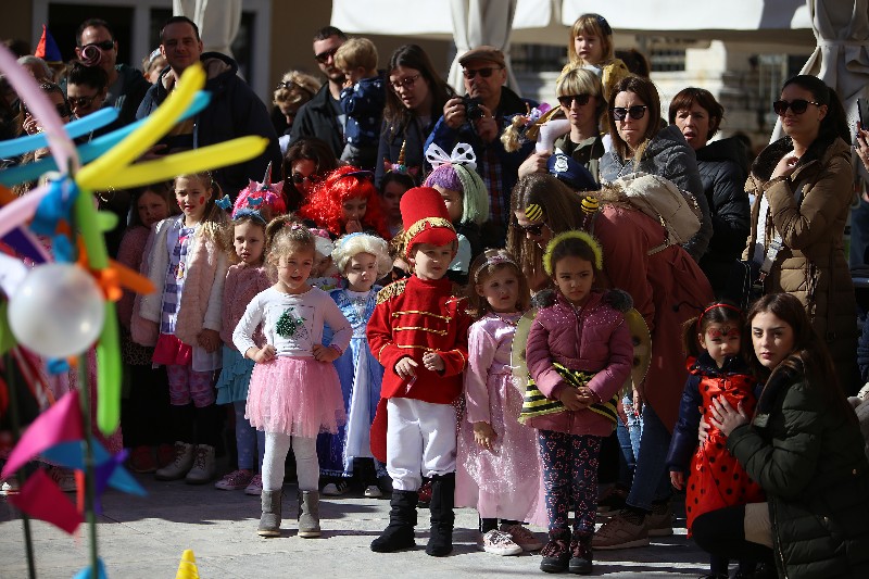 Šareni maskograd dječji karneval na Narodnom trgu 22.02.2020, foto Fabio Šimićev 47-800x533
