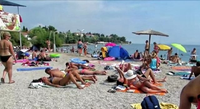Muškarac prijavljen zbog masturbiranja pred ženama i djecom na plaži Kolovare