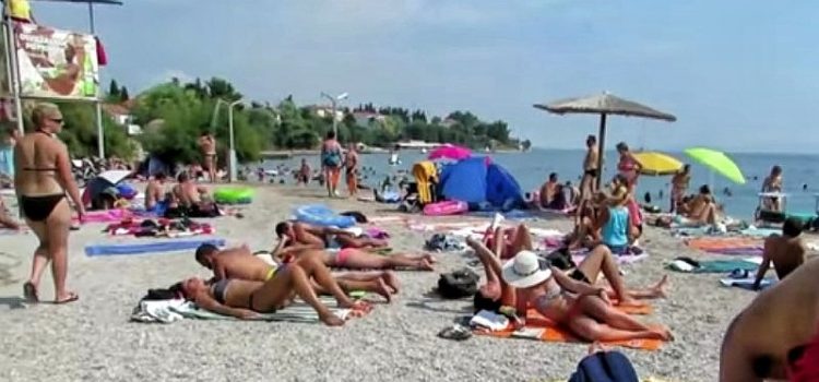 Muškarac prijavljen zbog masturbiranja pred ženama i djecom na plaži Kolovare