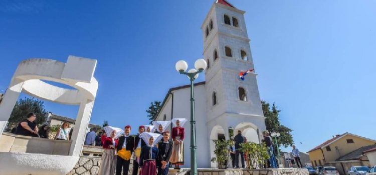 Blagoslovljen obnovljeni zvonik župne crkve Sv. Luke u Kolanu