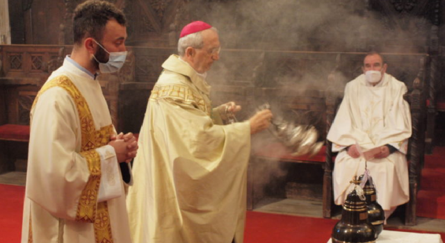 Nadbiskup Puljić predvodio obred posvete ulja u katedrali Sv. Stošije