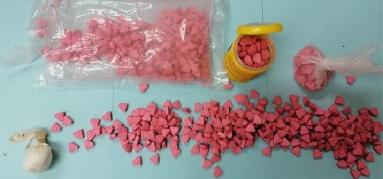 Dvojica mladića uhvaćena sa 740 tableta ecstasy