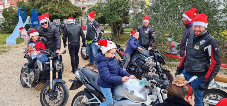 GALERIJA Djed Božićnjak stigao na motoru u Bibinje i razveselio mališane