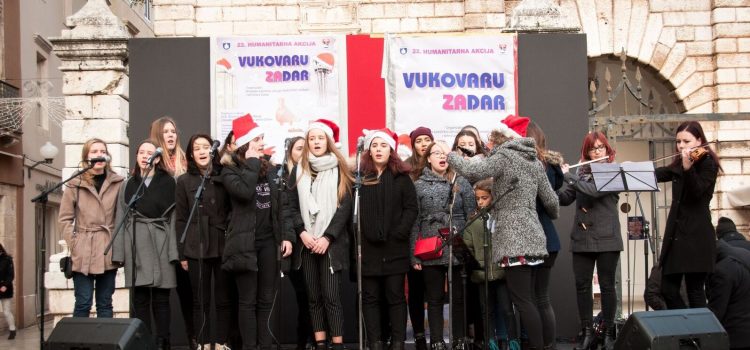 Na adventskom trgu nastupaju Tintilinići, zbor Gimnazije Vladimira Nazora te bendovi iz Nazora i Prirodoslovno-grafičke škole
