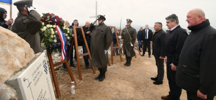 Milanović, Gotovina, Maksan i ostali odali počast 11 poginulih heroja kod Pakoštana