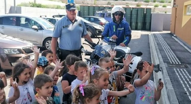 Policajci posjetili dječji vrtić „Ljubičica“ u Maslenici – educirali djecu i odgojitelje