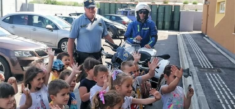 Policajci posjetili dječji vrtić „Ljubičica“ u Maslenici – educirali djecu i odgojitelje