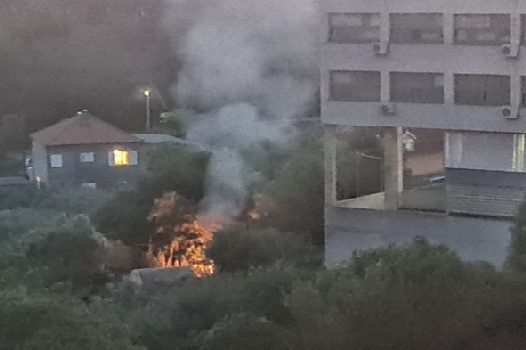 FOTO Veliki plamen pored Tehničke škole u Zadru, građani zabrinuti