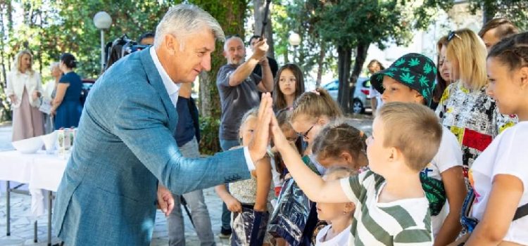 Župan Longin primio djecu iz Ukrajine koja ljetuju u Zadru i družio se s njima