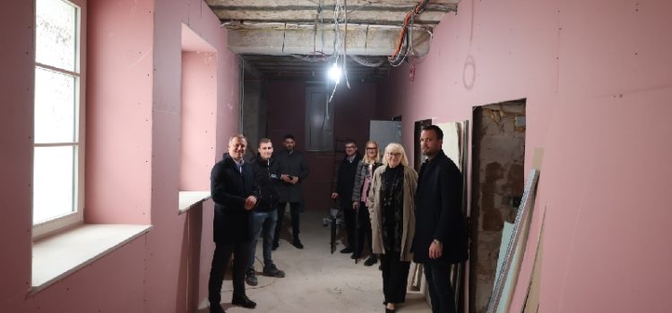 Rektorica Vican s Erlićem i Dukićem obišla radove na staroj Tehničkoj školi 