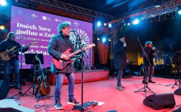 GALERIJA Mladi Zadrani zabavljali su se u večernjim satima na Božić uz koncert grupe Forum.