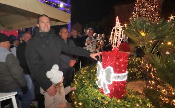 ADVENT NA VIRU Načelnik Marino Radović upalio prvu adventsku svijeću