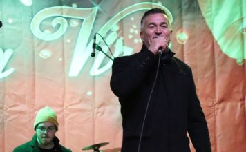 GALERIJA Bibinjski slavuj Ivica Sikirić Ićo zagrijao na buri promrzlu publiku na Viru