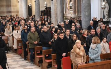 GALERIJA Misa na Božić u katedrali Sv. Stošije – propovijed nadbiskupa Zgrablića
