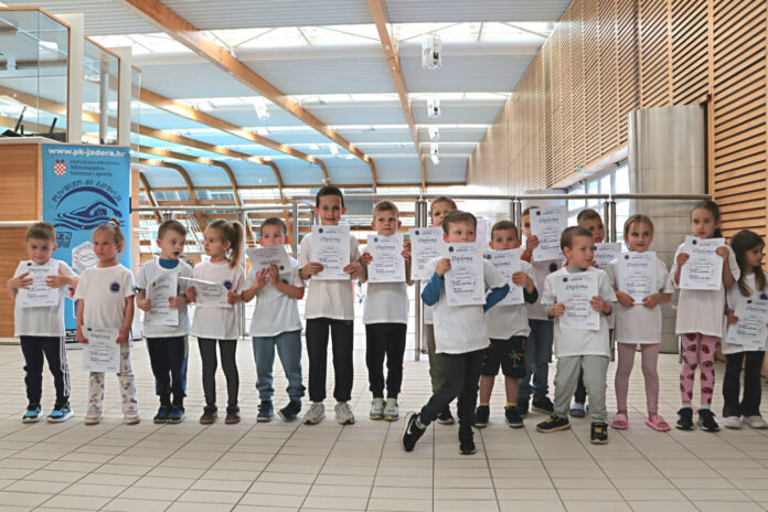 Polaznici obuke neplivača Plivačkog kluba Jadera na bazenu ŠC Višnjik u Zadru