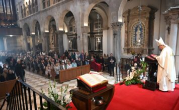 GALERIJA Vjernici proslavili Uskrs, misno slavlje predvodio zadarski nadbiskup Zgrablić