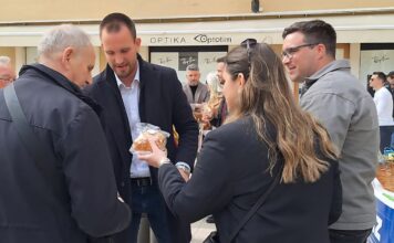 GALERIJA Članovi zadarskog HDZ-a dijelili uskrsne pogače i družili se s građanima