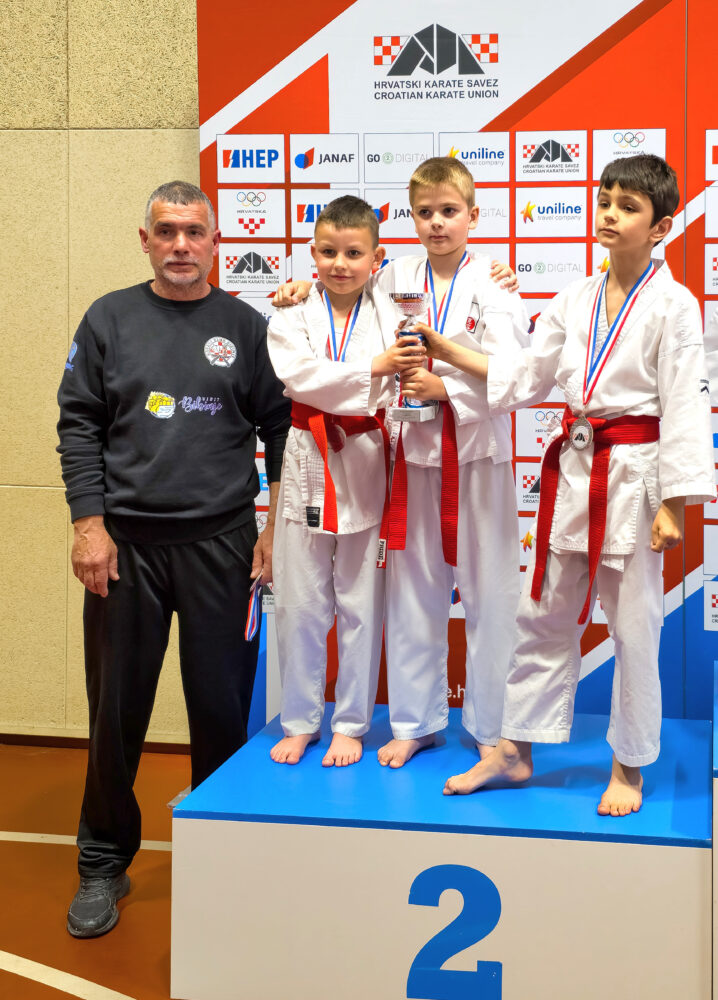 Prvi kata tim Karate kluba Bibinje s trenerom na postolju viceprvaka Hrvatske