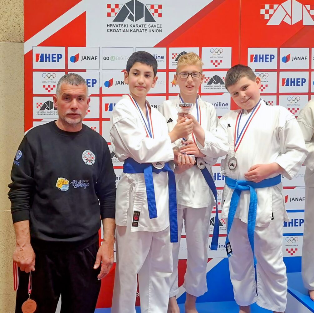 Drugi kata tim Karate kluba Bibinje s trenerom na postolju viceprvaka Hrvatske
